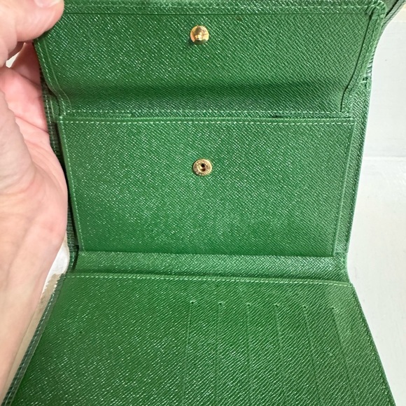 Louis Vuitton Epi GREEN Textured Wallet Like New! Authentic and Dust Bag - Picture 4 of 16